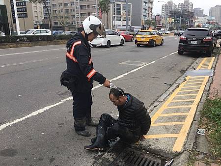 通緝犯學忍者龜 躲臭水溝3小時遭逮