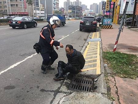 通緝犯學忍者龜 躲臭水溝3小時遭逮y1