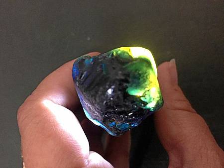 澳洲男子出門踏青踢到「碎石」 爽賺670萬