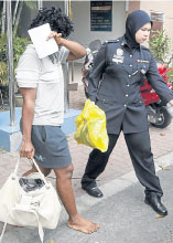 體內安毒膠囊破裂　非洲女大馬街上裸舞.jpg