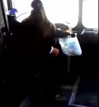美國底特律公車司機摟妹駕駛　乘客拍下投訴.jpg