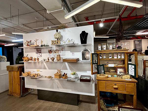 【基隆掀風潮旅遊】情人湖公園、湖海灣、和平島地質公園、諸聖教