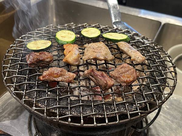 【新北中和燒肉】米炭火燒肉小酒館(中和店)-燒肉、串燒一次滿