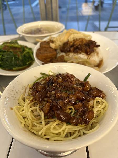 夯魯肉飯，台北信義區的文青風小吃隱藏在五分埔