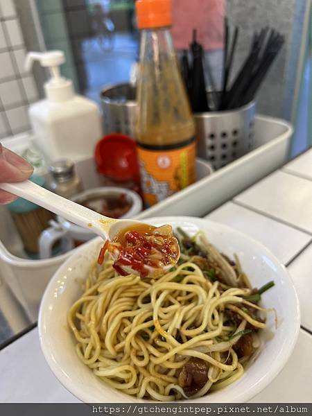 台北市信義區美食，夯魯肉飯，懷舊文青風美味小吃 !