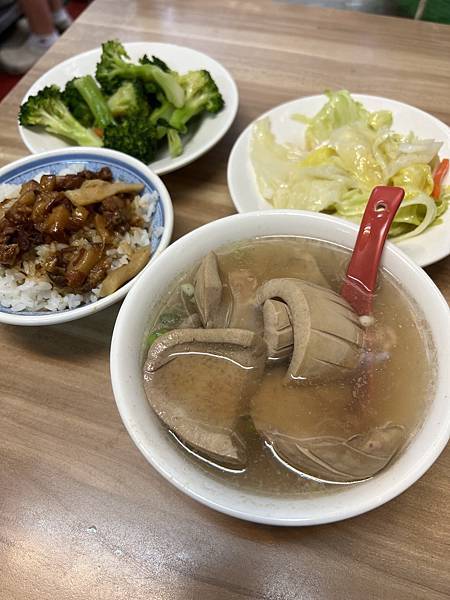 台北市信義區美食，施家麻油腰花，魯肉飯好滋味。