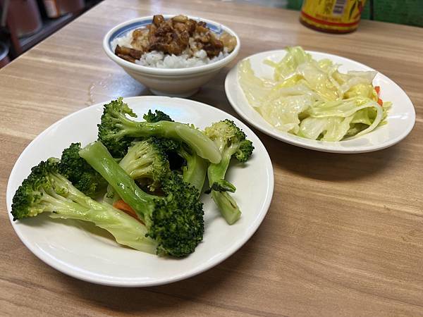 台北市信義區美食，施家麻油腰花，魯肉飯好滋味。