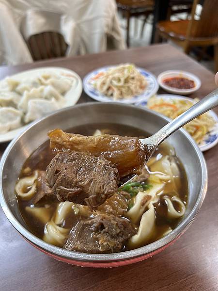 台北市萬華區美食，西門町老山東牛肉麵，自製麵條，樸實老台北味