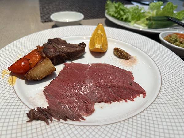 台北市大安區美食，遠東CAFÉ下午茶吃到飽，大啖牛排、螃蟹、