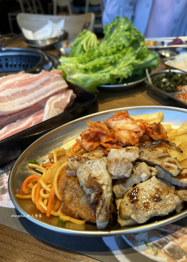 台北市信義區美食，阿豬媽아줌마韓式烤肉吃到飽信義ATT店，放