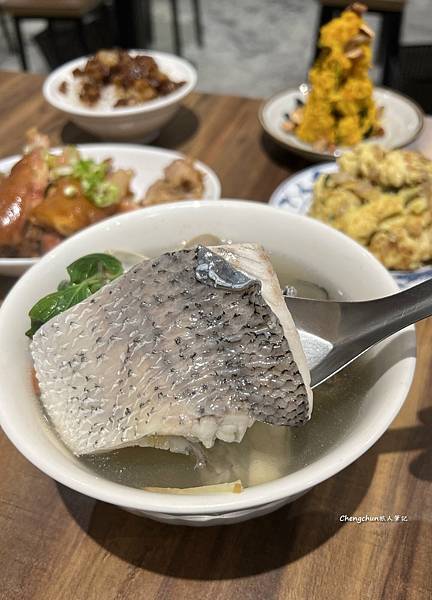 新北市新店區美食，超人鱸魚，必吃滷肉飯、豬腳 !