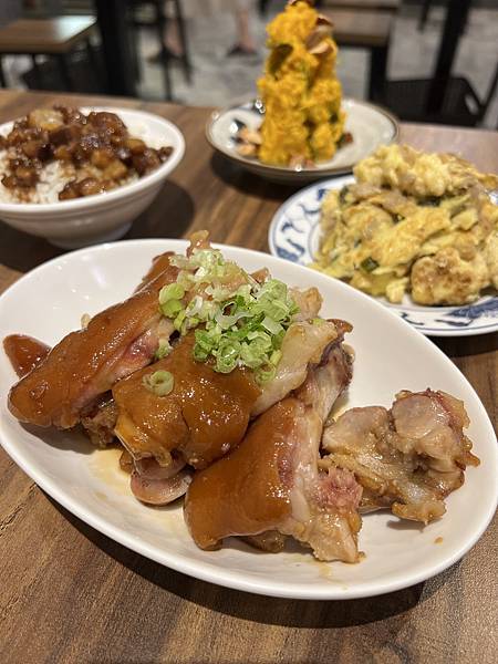 新北市新店區美食，超人鱸魚，必吃滷肉飯、豬腳 !