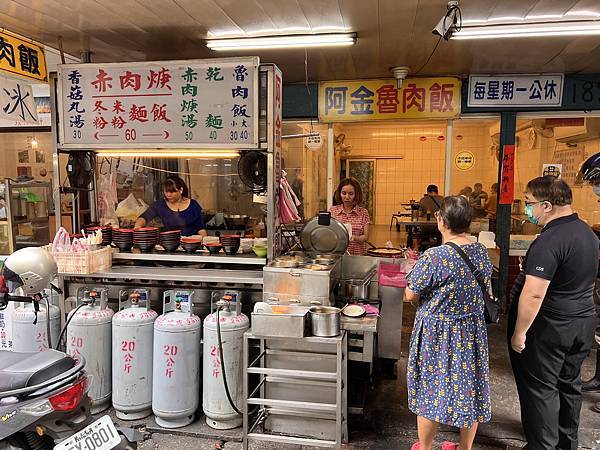 新北市新店區美食，阿金老圓環滷肉飯，老店樸實好味道。