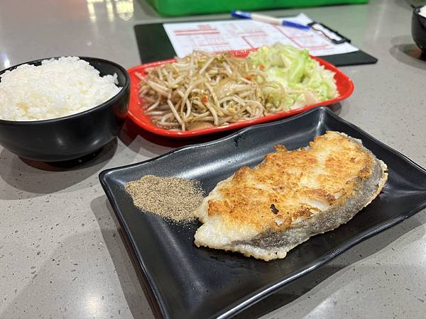 台中梧棲美食，料鐵哥-醬燒鐵板（台中梧棲店），實惠、美味。台