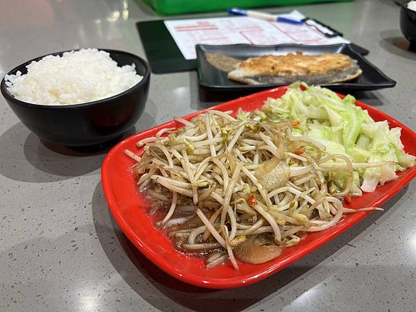 台中梧棲美食，料鐵哥-醬燒鐵板（台中梧棲店），實惠、美味。台