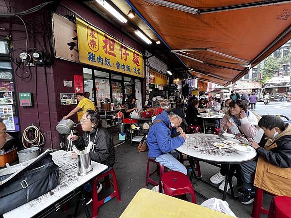 大稻埕永樂市場，大排長龍成招牌的四家美食小吃。