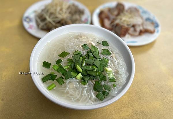 大稻埕永樂市場，大排長龍成招牌的四家美食小吃。