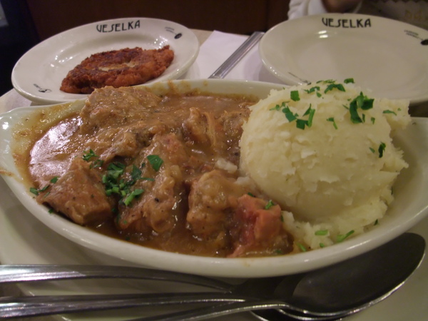 某種牛肉料理吧  醬汁很下飯  只可惜沒有飯＠＠