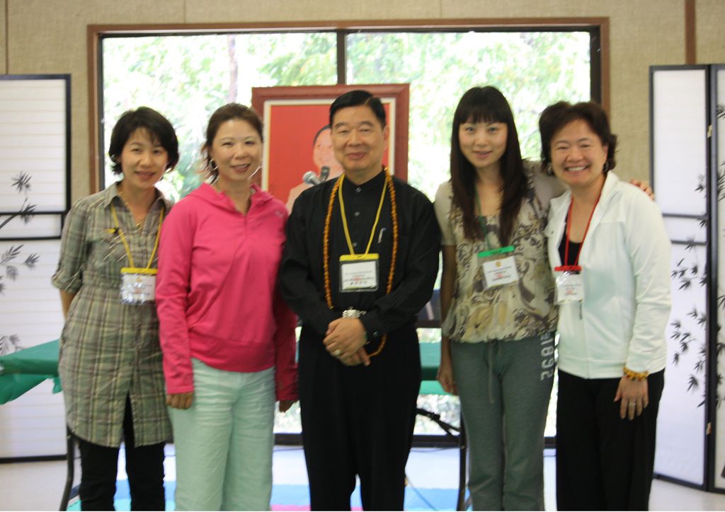 Viki師姐參加2010年美國禪訓營,與宗明師兄合影 Viki師姐參加2010年美國禪訓營,與宗明師兄合影