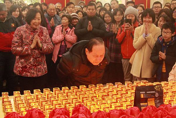 師父欣賞三色光心燈