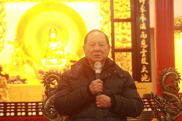 師父蒞臨禪寺, 內殿放光