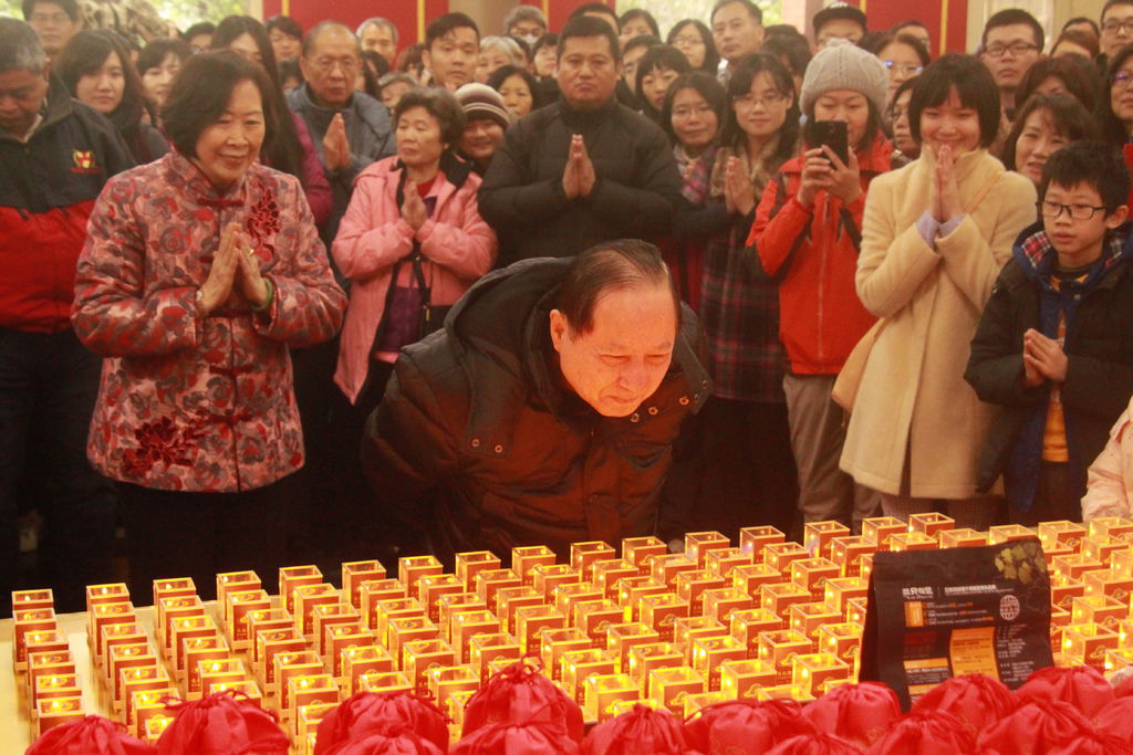 師父專注觀看心燈.JPG 師父專注觀看心燈.JPG