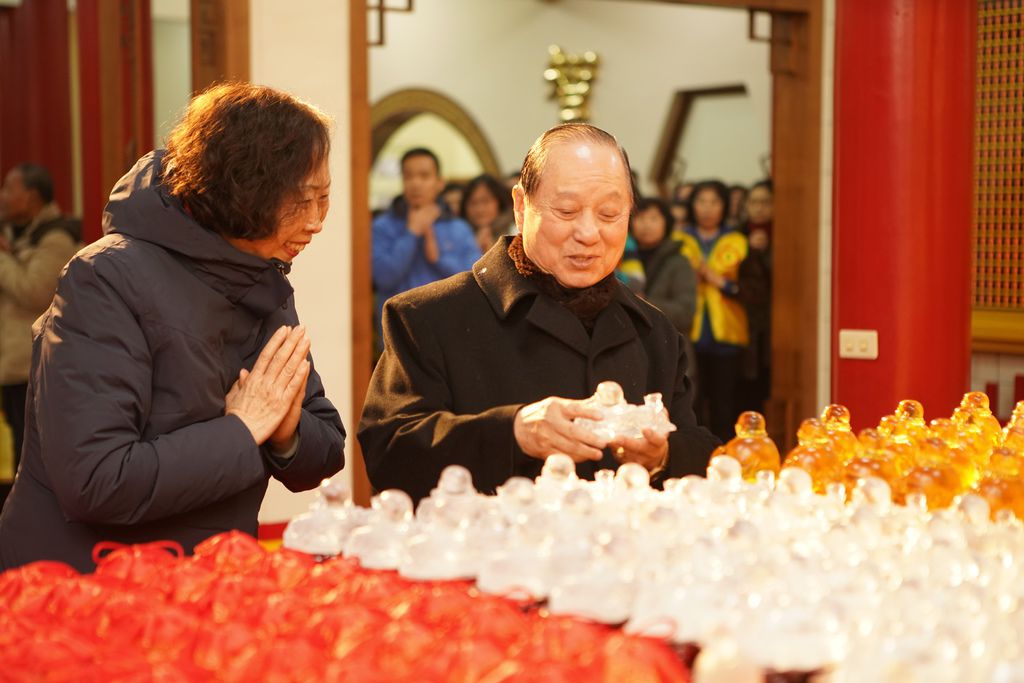 師父欣賞白光圓滿彌樂佛.jpg 師父欣賞白光圓滿彌樂佛.jpg