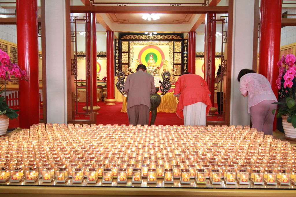 06師父帶領大家頂禮3次.JPG 06師父帶領大家頂禮3次.JPG