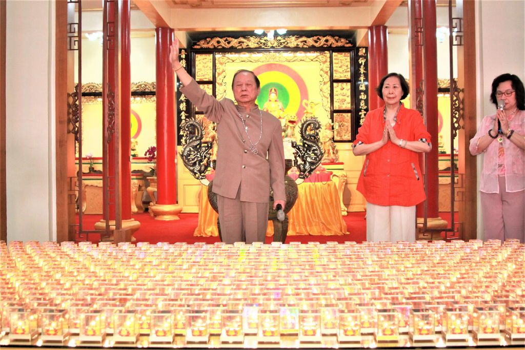 08師父為所有參與大典者加持.jpg 08師父為所有參與大典者加持.jpg