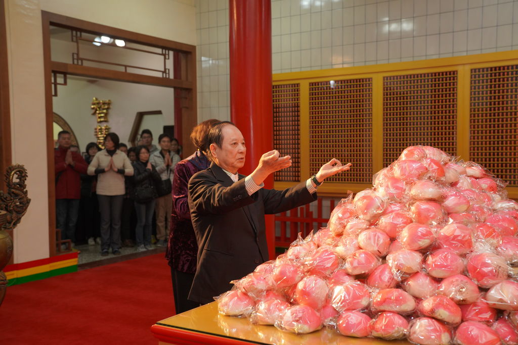 6師父為壽桃加持.JPG 6師父為壽桃加持.JPG