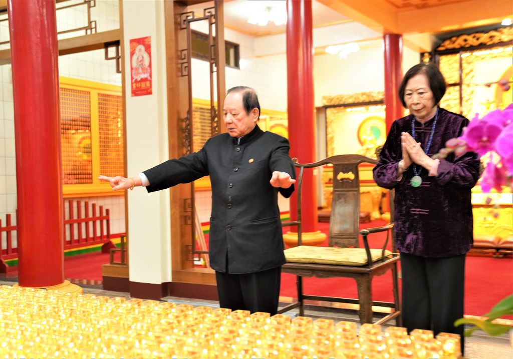 314師父為平安燈加持1.jpg 314師父為平安燈加持1.jpg