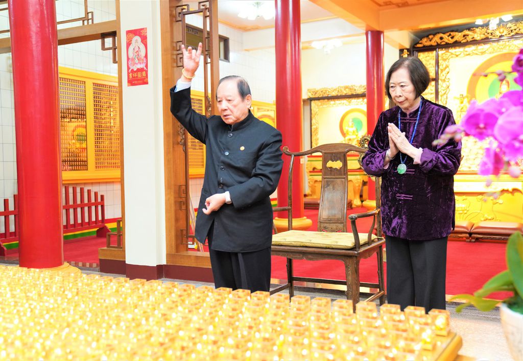 314師父為平安燈加持2.jpg 314師父為平安燈加持2.jpg