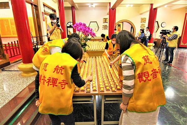 2.法會前義工點燈平安燈2.JPG 2.法會前義工點燈平安燈2.JPG