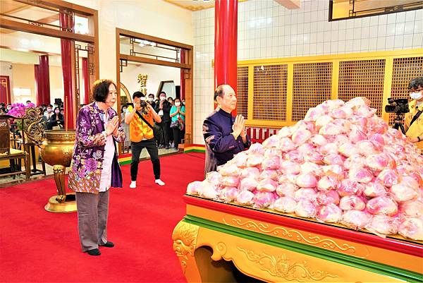 5.師父為壽桃加持.JPG 5.師父為壽桃加持.JPG
