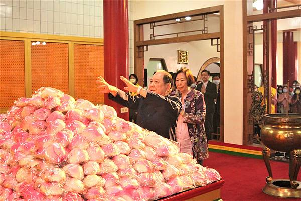 5.師父為壽桃加持-1.jpg 5.師父為壽桃加持-1.jpg