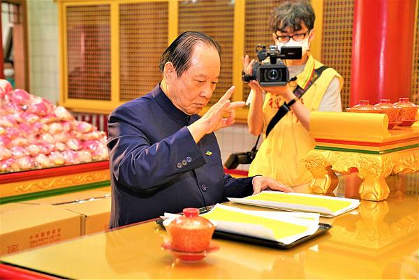 6.師父為平安燈名條加持.JPG 6.師父為平安燈名條加持.JPG