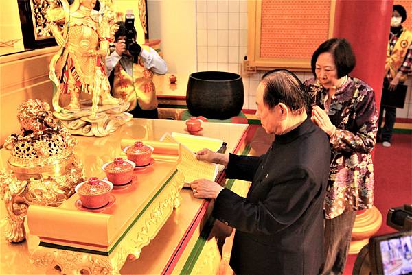 6.師父為平安名單加持3.jpg 6.師父為平安名單加持3.jpg
