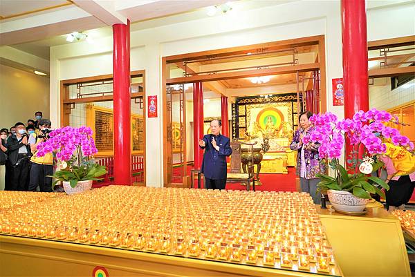 7.師父為大供桌平安燈加持.JPG 7.師父為大供桌平安燈加持.JPG
