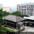 山坡下有真實版的四連棟日式宿舍.JPG