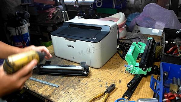 Brother 兄弟牌 HL-1110 列印異常 問題求救篇 Part 1。中文 英文 雙字幕 內嵌影片.mp4_000081915.jpg Brother 兄弟牌 HL-1110 列印異常 問題求救篇 Part 1。中文 英文 雙字幕 內嵌影片.mp4_000081915.jpg