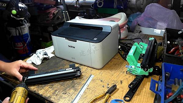 Brother 兄弟牌 HL-1110 列印異常 問題求救篇 Part 1。中文 英文 雙字幕 內嵌影片.mp4_000140306.jpg Brother 兄弟牌 HL-1110 列印異常 問題求救篇 Part 1。中文 英文 雙字幕 內嵌影片.mp4_000140306.jpg