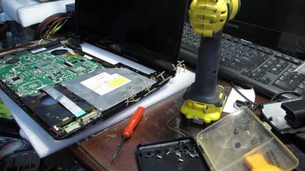 ASUS 華碩 A43S i3-2310M 筆電 拆機練習 初學者篇 影片過程 Part 1。.mp4_000405171.jpg