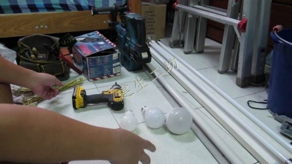 LED 長燈管 ４呎(30 1198mm) 舊燈座 暨 燈管 更換 影片過程 Part 1。.mp4_000439806.jpg