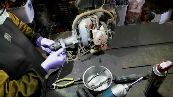 Mitsubishi 三菱 T200 鑽孔機 機況檢視 影片過程 Part 1。[(002955)2017-12-19-19-54-51]