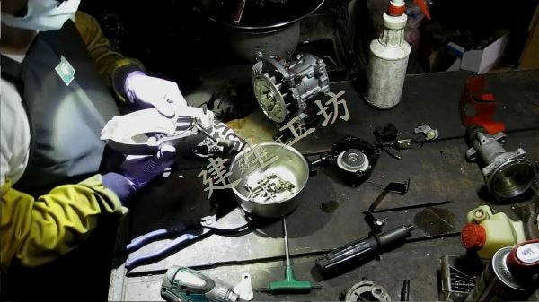 Mitsubishi 三菱 T200 鑽孔機 機況檢視 影片過程 Part 1。[(055655)2017-12-19-19-55-38]