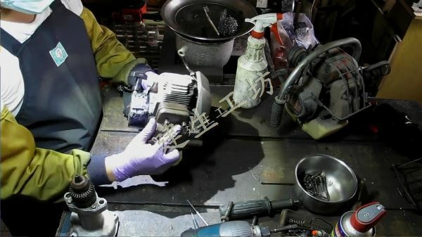 Mitsubishi 三菱 T200 鑽孔機 機況檢視 影片過程 Part 2。[(012380)2017-12-20-20-31-00]