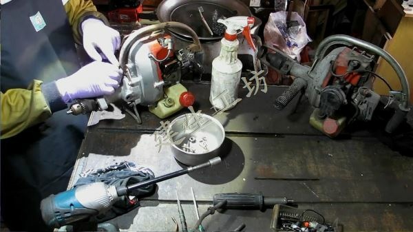 Mitsubishi 三菱 T200 鑽孔機 機況檢視 影片過程 Part 2。[(019555)2017-12-20-20-31-17]