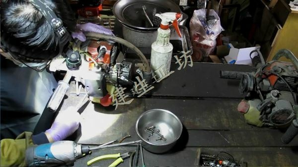 Mitsubishi 三菱 T200 鑽孔機 機況檢視 影片過程 Part 2。[(022580)2017-12-20-20-31-22]