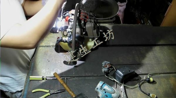 Mitsubishi 三菱 T200 鑽孔機 機況檢視 影片過程 Part 3。[(016055)2018-01-03-23-06-18]