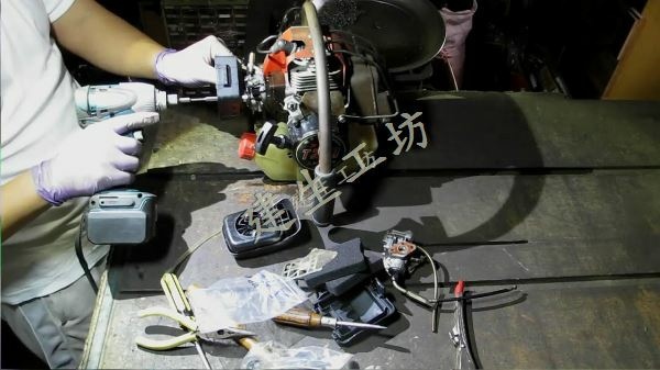 Mitsubishi 三菱 T200 鑽孔機 機況檢視 影片過程 Part 3。[(011255)2018-01-03-23-06-14]